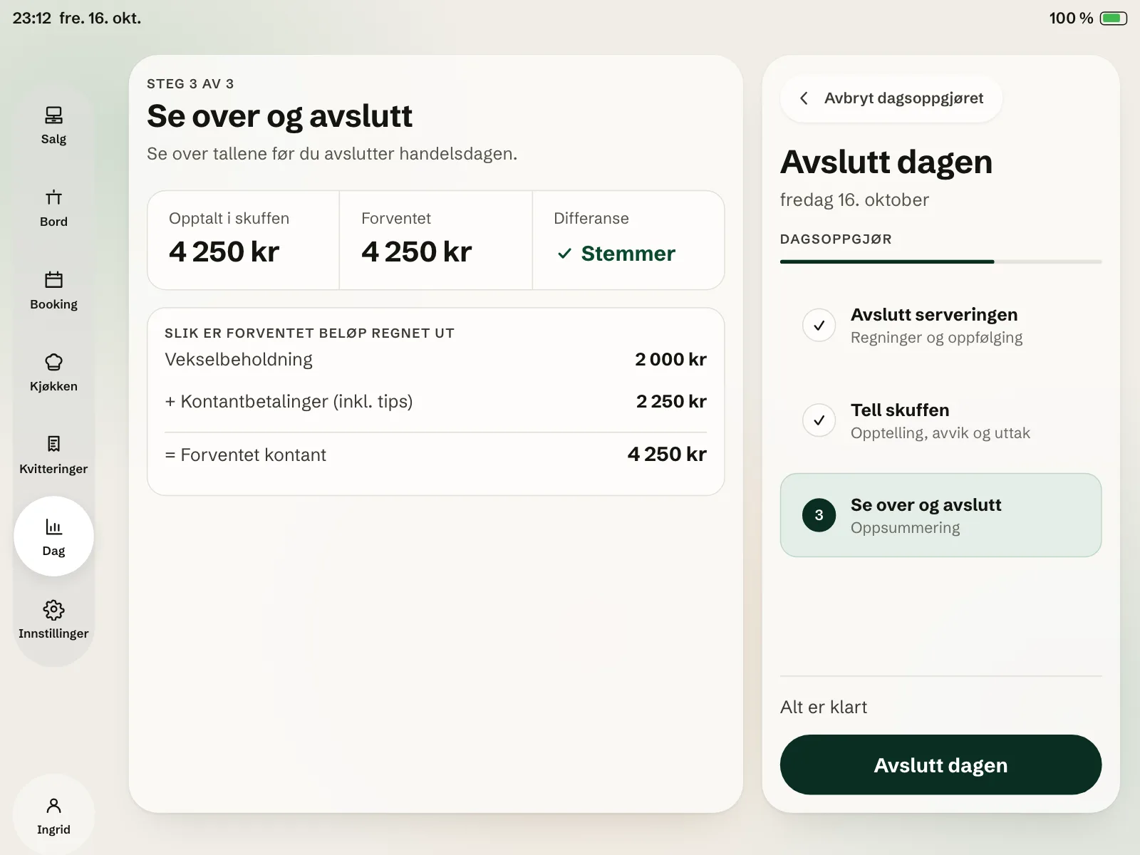 Dagsoppgjøret i kassa: skuffen telles, og dagen avsluttes.