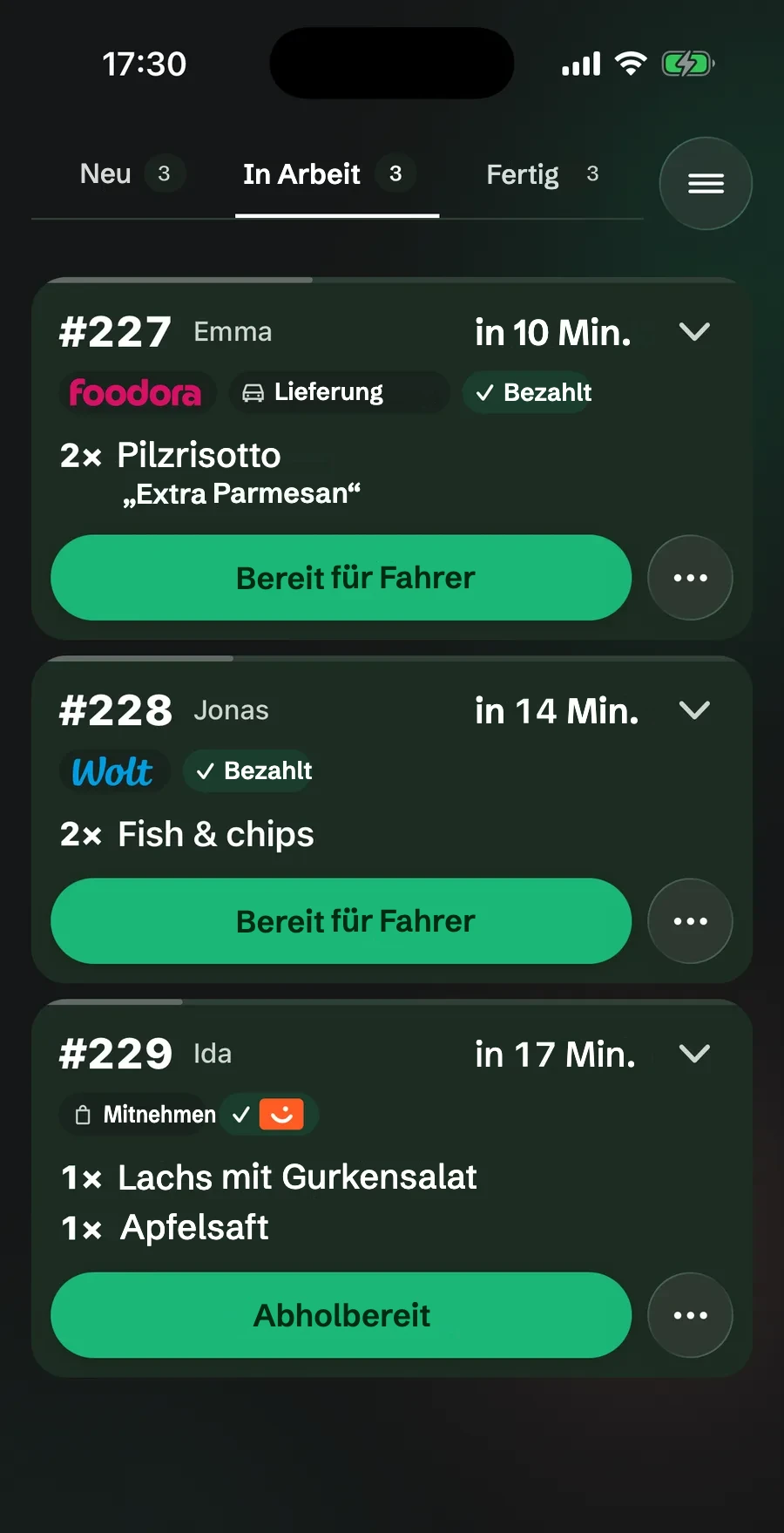 Der Küchenmonitor auf dem iPhone im dunklen Modus, die Spalte In Arbeit: Foodora-Lieferung 227, Wolt-Bestellung 228 und Bestellung 229 zum Mitnehmen, mit Vipps bezahlt.