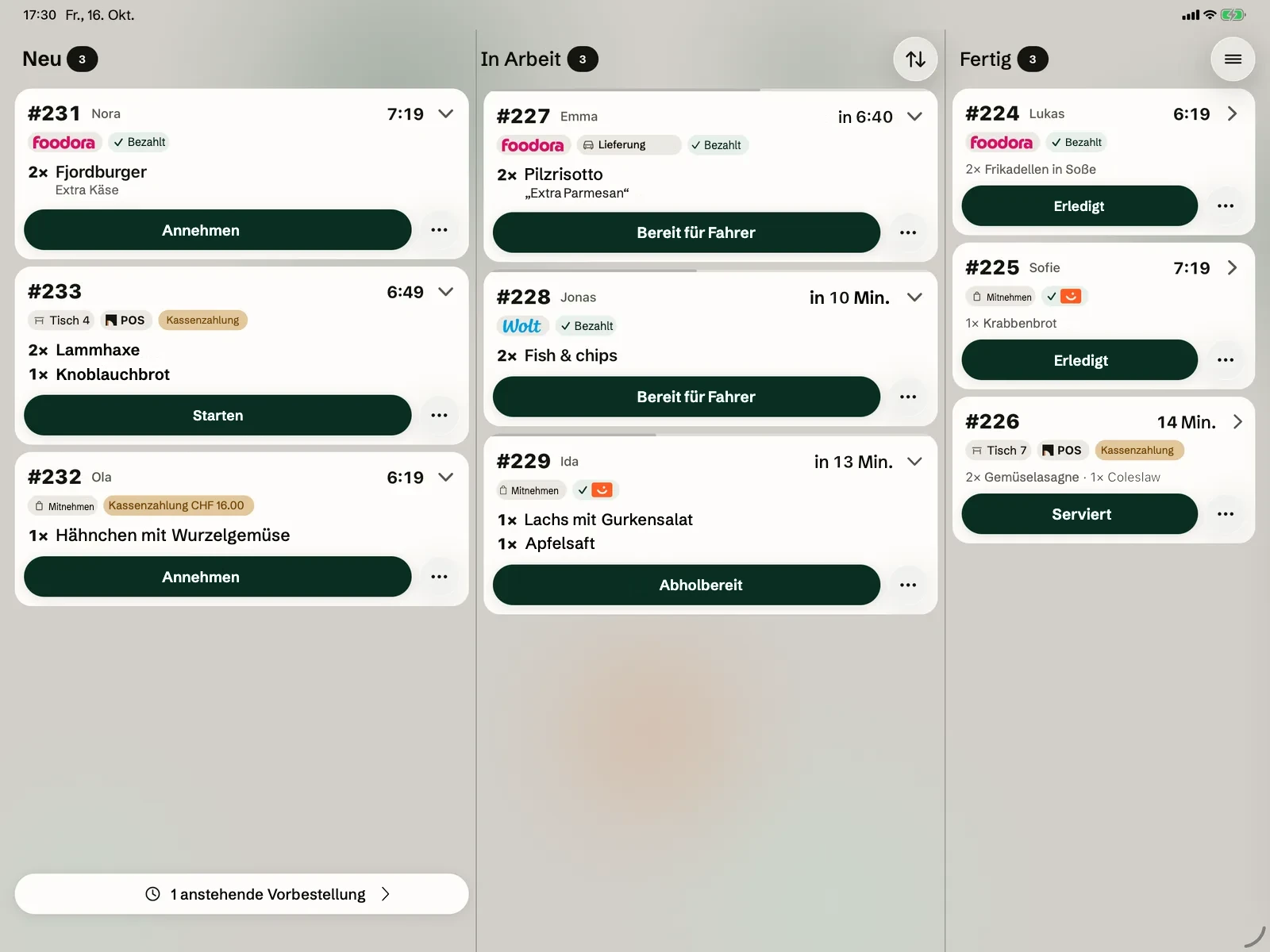 Der Küchenmonitor auf dem iPad mit den Spalten Neu, In Arbeit und Fertig: Bestellungen von Foodora, Wolt und Vipps zusammen mit Tischen und Bestellungen zum Mitnehmen.