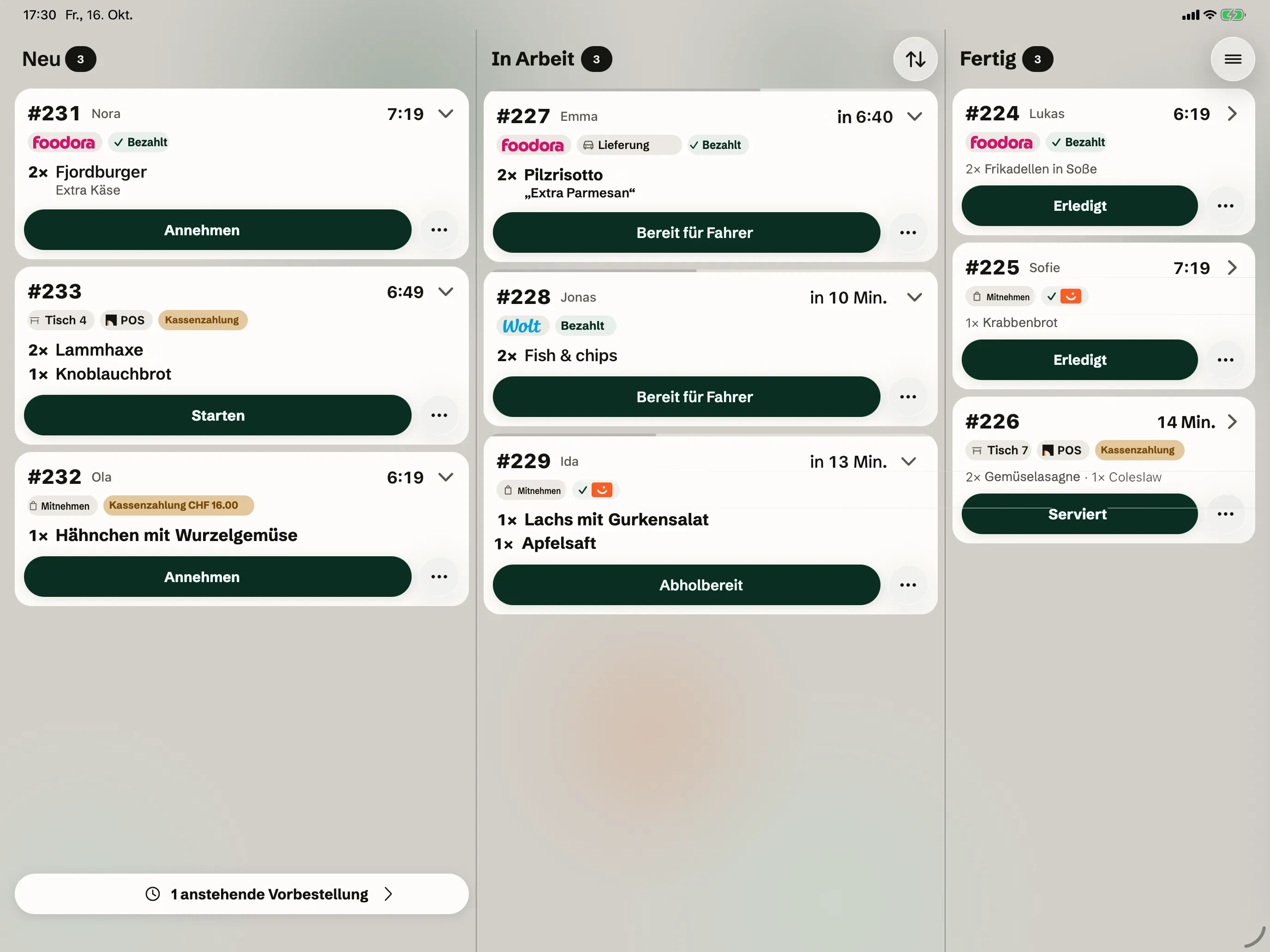Der Küchenmonitor (KDS) auf dem iPad mit den Spalten Neu, In Arbeit und Fertig: Foodora, Wolt und Tischbestellungen in derselben Liste.