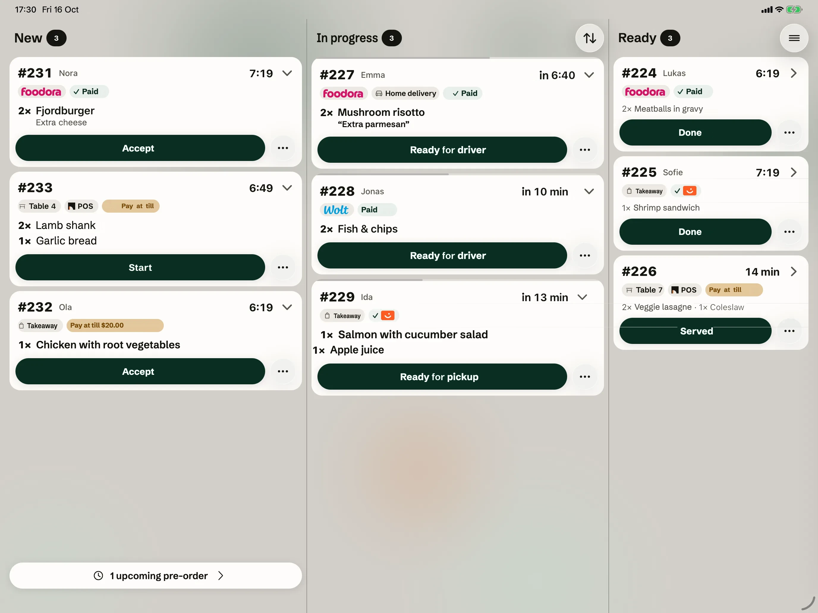 The kitchen screen (KDS) on iPad with the columns New, In progress and Ready: Foodora, Wolt and table orders in the same queue.