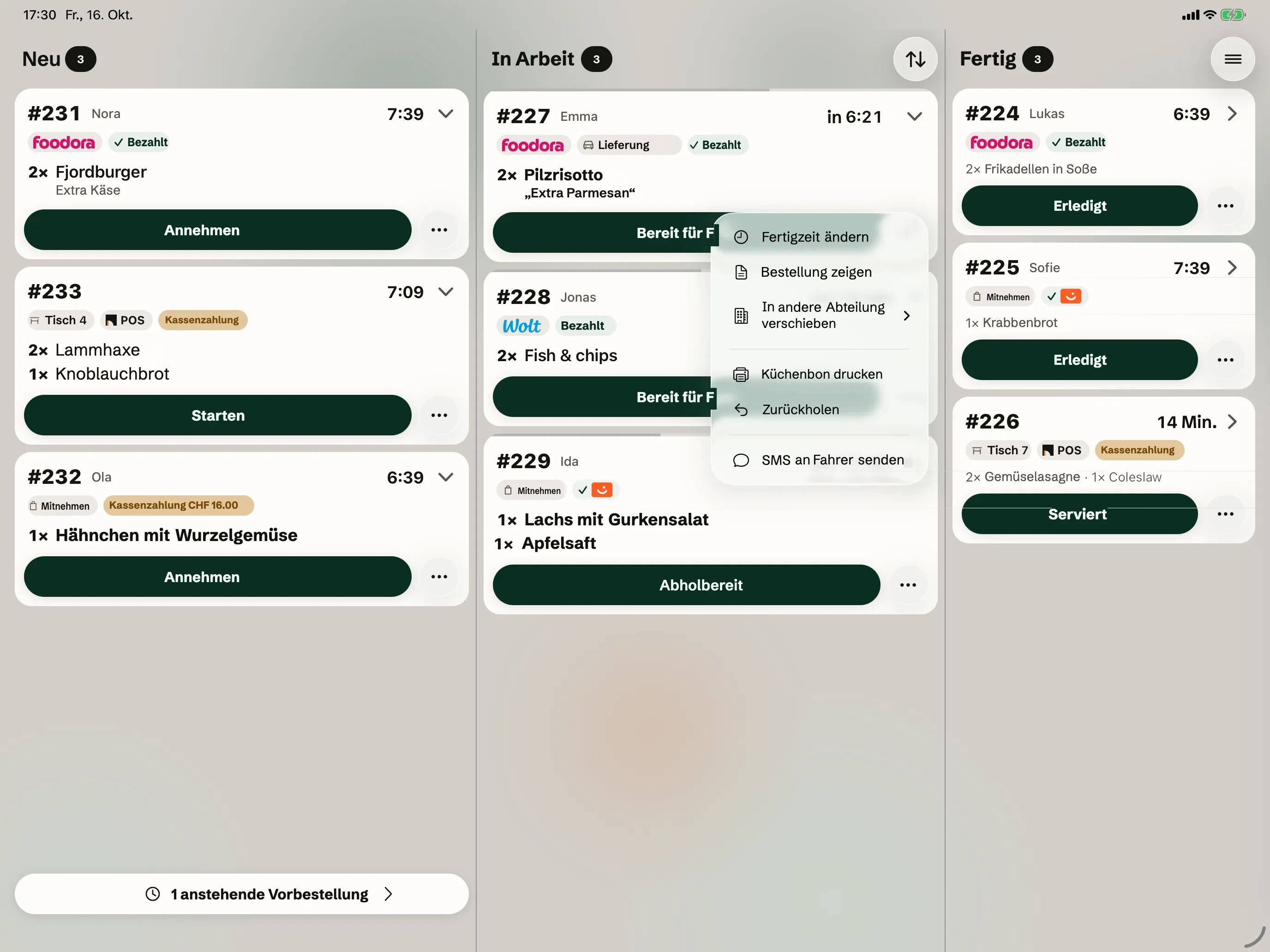 Der Küchenmonitor mit geöffnetem Menü eines Bons: Fertigzeit ändern, Bestellung anzeigen, in eine andere Abteilung verschieben, Küchenbon drucken, zurückholen und dem Fahrer eine SMS schicken.