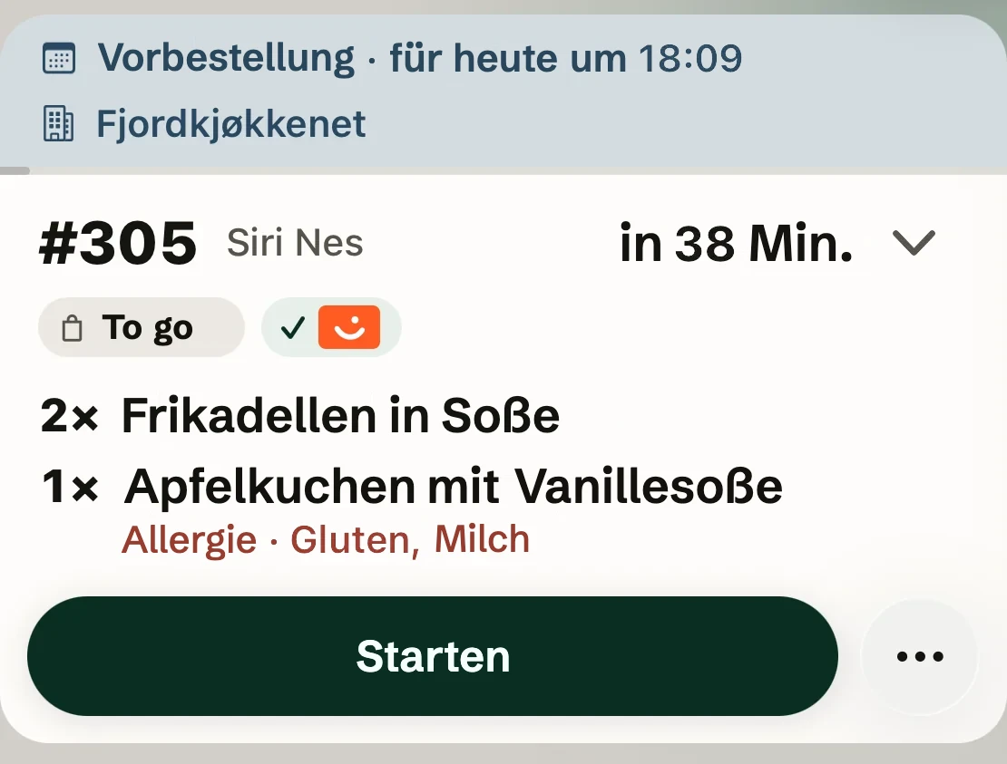 Bestellung 305 auf dem Küchenmonitor: Vorbestellung für heute um 18:09, zum Mitnehmen, mit Vipps bezahlt, Fleischbällchen und Apfelkuchen mit den Allergenen in Rot.